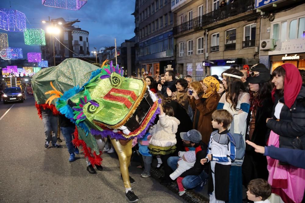 Miles de personas se congregan en el centro de la ciudad para seguir la marcha de las 28 agrupaciones que desfilaron entre Isaac Peral y la Porta do Sol.