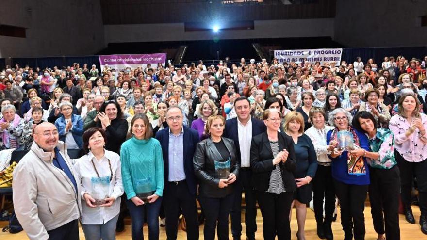 As premiadas co alcalde de Santiago e o presidente da Deputación da Coruña.   | // DEPUTACIÓN DA CORUÑA