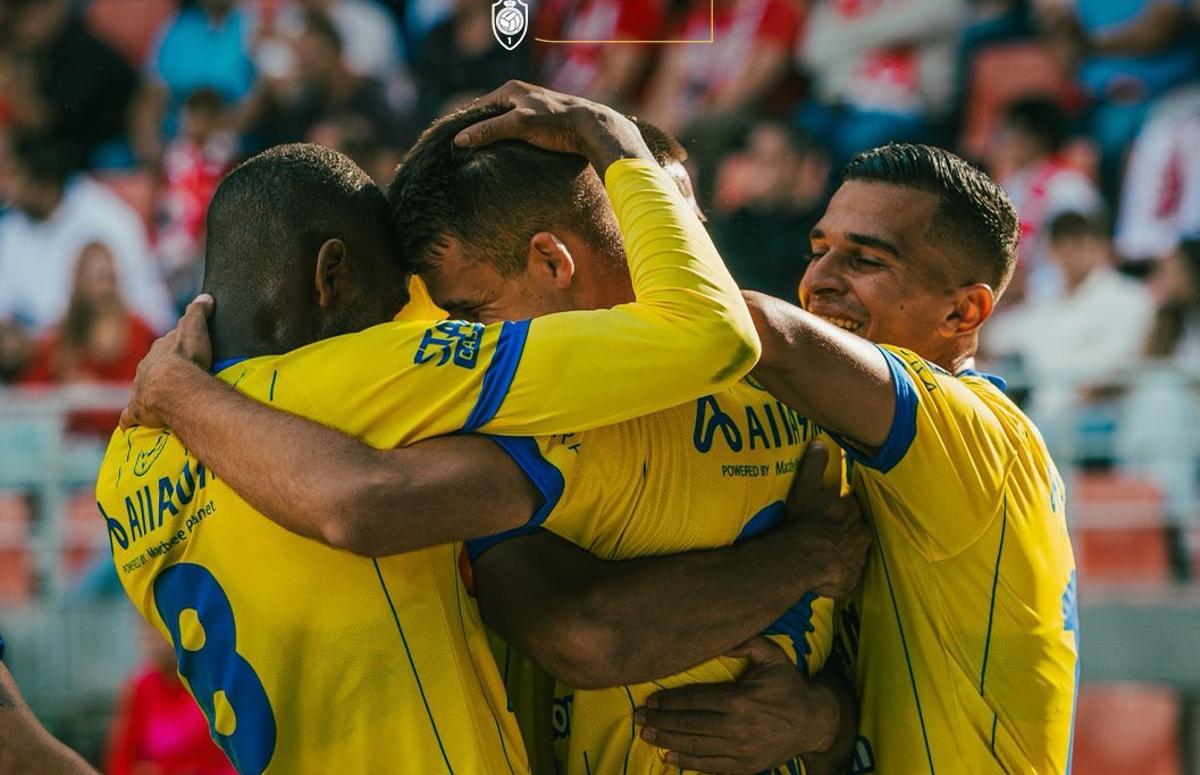Bazdar es abrazado por sus compañeros tras un gol.