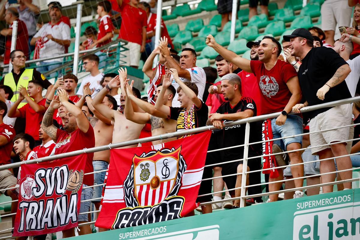 Los seguidores sevillistas se hicieron sentir en El Arcángel.