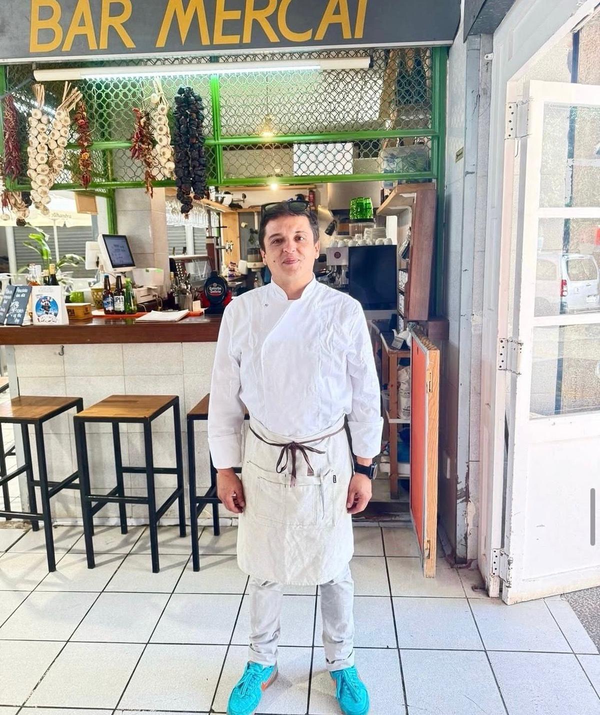 Samuel Andrés Villegas, fallecido en el accidente, frente a su bar en el mercado de Sóller.