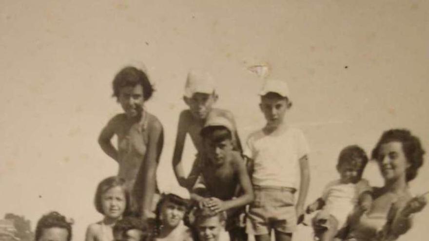 Carlos de pie en la última fila, junto a su madre en Bastiagueiro.