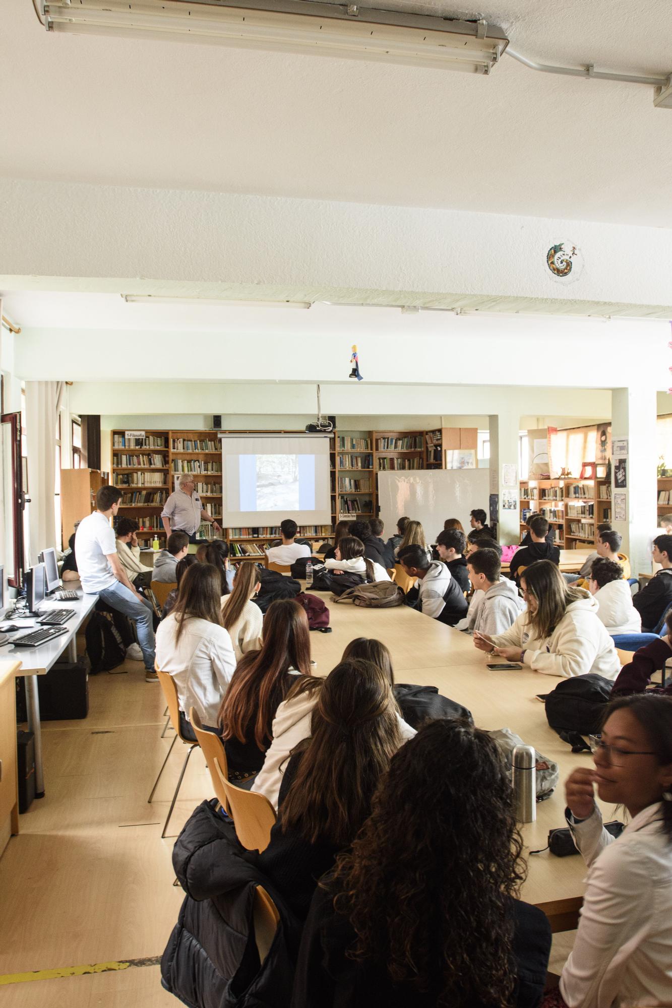 EN IMÁGENES: Así fue la charla sobre la I Guerra Mundial en el IES Pérez de Ayala