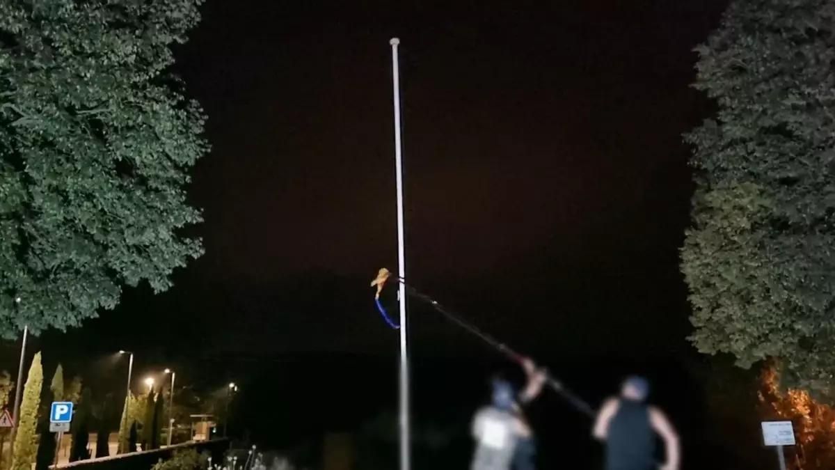 Un grupo de radicales retira y roba esteladas de varios municipios catalanes: "Son muy territoriales, como las lombrices"
