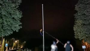 Los brigadistes retirando una estelada en Púbol