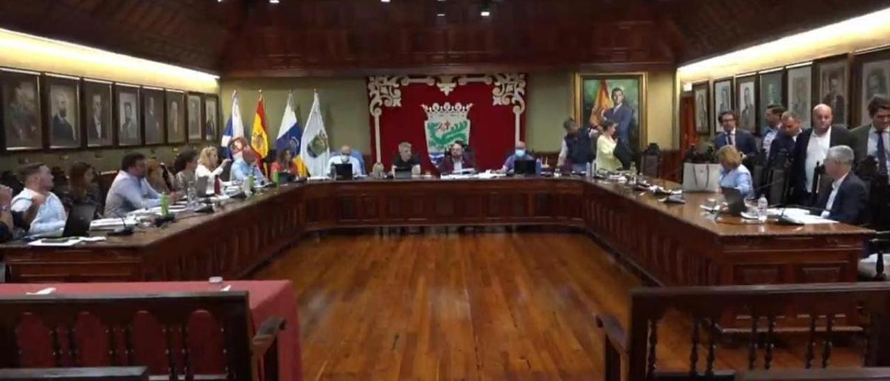 Captura de imagen de vídeo de los concejales del PP portuense abandonando el pleno este martes 31 de mayo