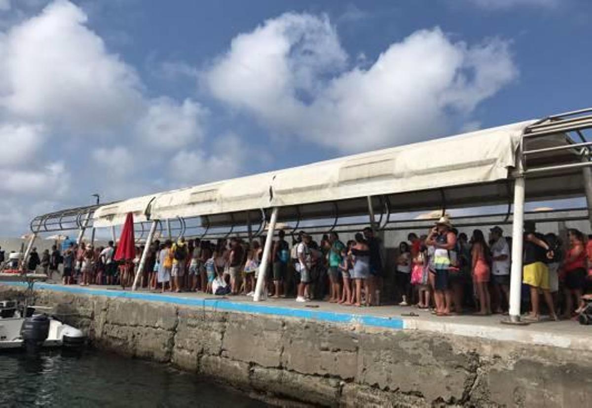 Toldos hechos trizas para recibir a los turistas en Tabarca