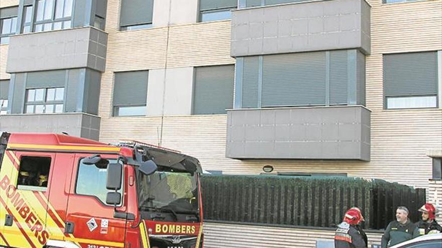 Desalojan una finca en Onda tras incendiarse la terraza del ático