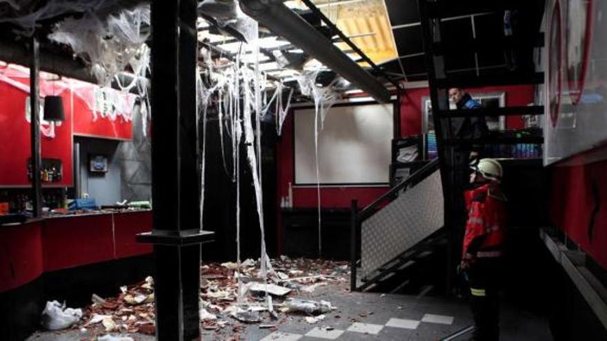 Imagen del interior del pub Seven, destrozado por el desplome de una fachada en obras de la Praza de Abastos de A Estrada.  // Bernabé / Luismy