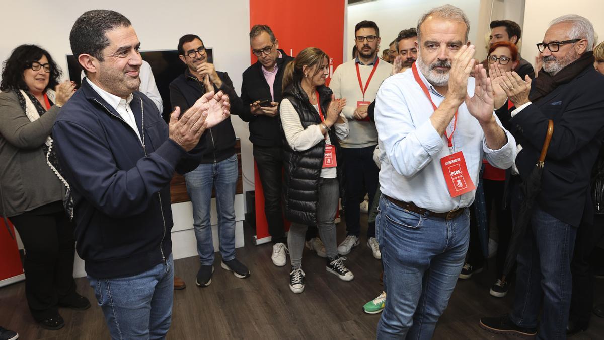 Toni Francés y su equipo tras conocer los resultados de las elecciones municipales en Alcoy.