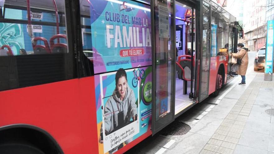 Publicidad de la campaña de captación de socios del Club del Mar en un bus urbano.