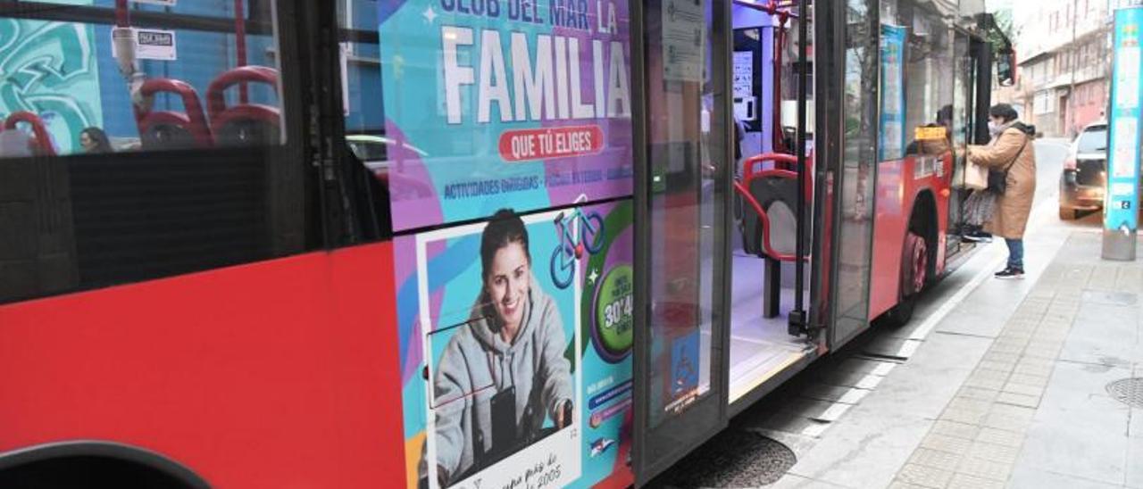Publicidad de la campaña de captación de socios del Club del Mar en un bus urbano.
