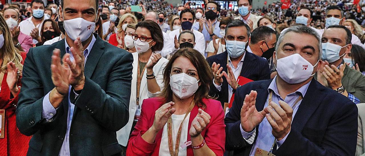 Pedro Sánchez, Adriana Lastra y Santos Cerdán, con los delegados del congreso socialista detrás, durante el acto de clausura. | E. P.