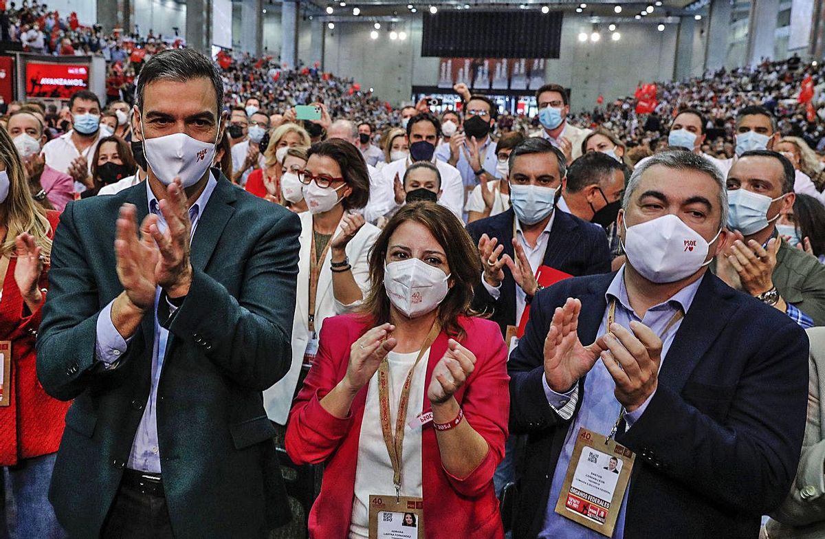 Pedro Sánchez, Adriana Lastra y Santos Cerdán, con los delegados del congreso socialista detrás, durante el acto de clausura. | E. P.
