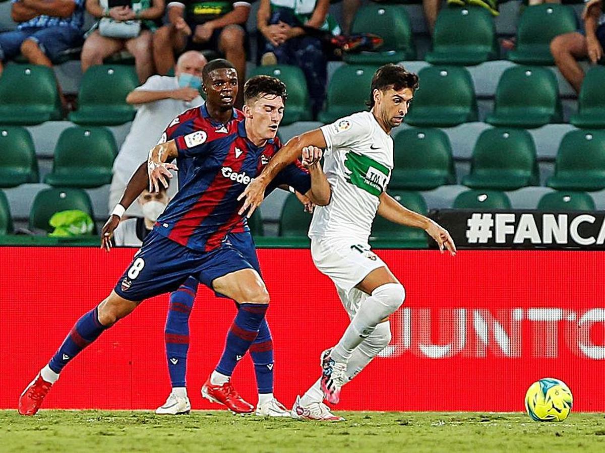 Pepelu presiona al argentino Javier Pastore.  | EFE/M. LORENZO