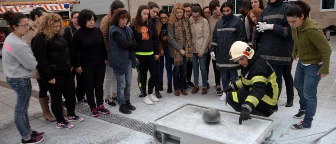 El curso sobre intervención en accidentes de tráfico con heridos para alumnos de dos institutos. // Noé Parga