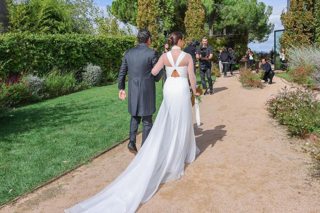 Detalle del peinado y la parte trasera del vestido de novia de Marta Pombo