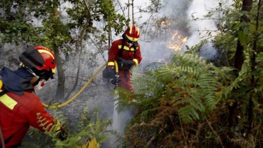 Otro gran fuego obliga a desalojar varias aldeas en Galicia