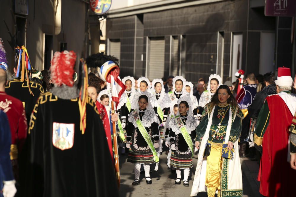 El desfile de La Entrada da la bienvenida a los Moros y Cristianos de Sax