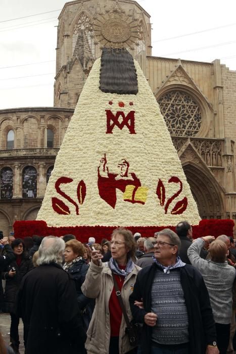 La plaza se llena para ver el manto de la Virgen