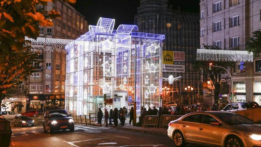 La caja de regalo instalanda el año pasado en Gran Vía y cuyo montaje acaba de comenzar. // Ricardo Grobas