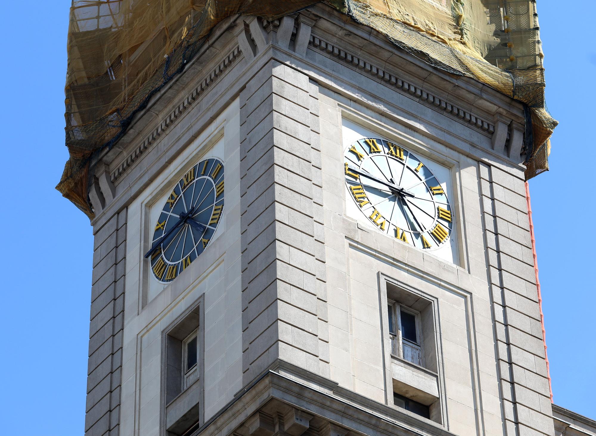 Reloj del edificio del banco Santander, en el Coso.jpg