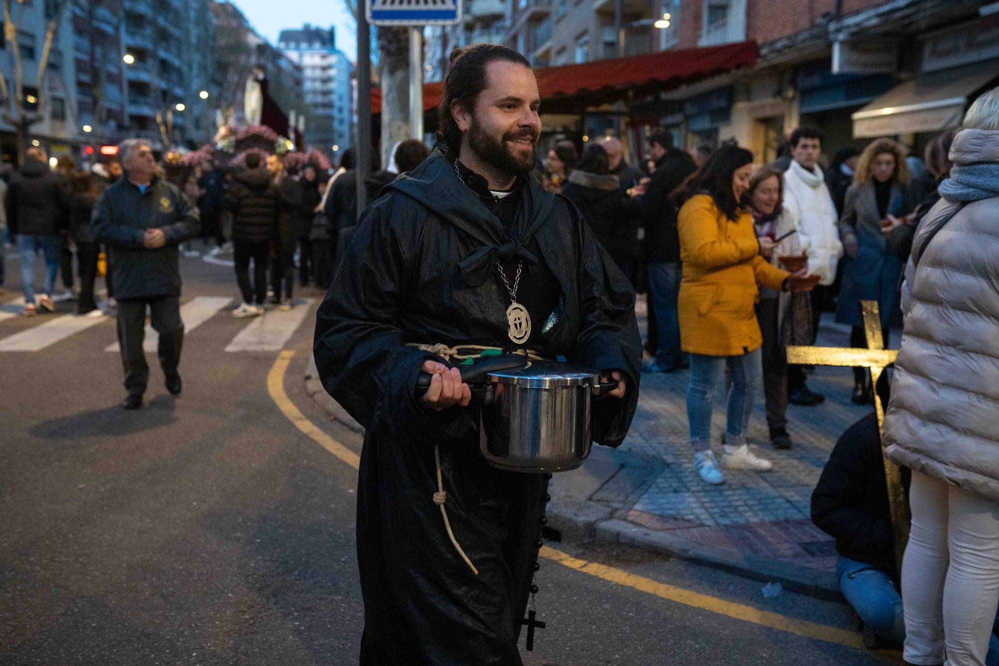 GALERÍA | La salida de Jesús Nazareno y las tradicionales sopas de ajo, en imágenes