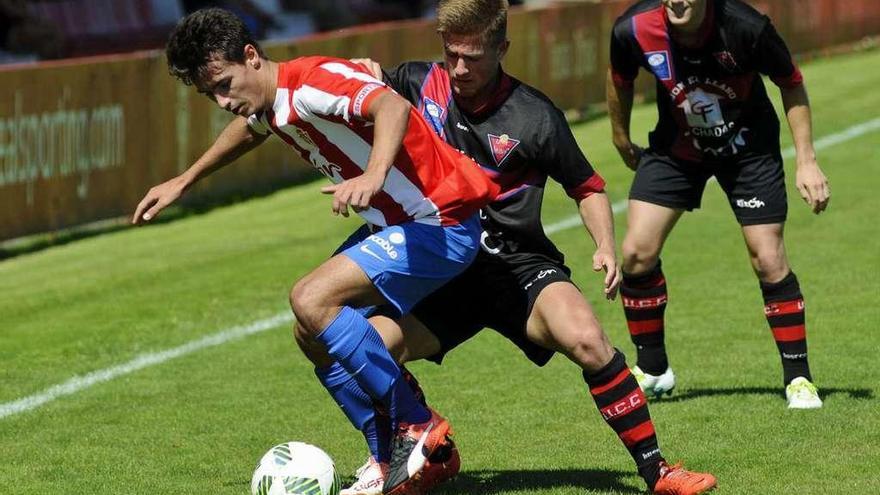 Jaime Santos protege el balón ante Cayarga en un Sporting B-Ceares.