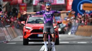 Ayuso torna a desafiar Roglic i li retalla un altre segon