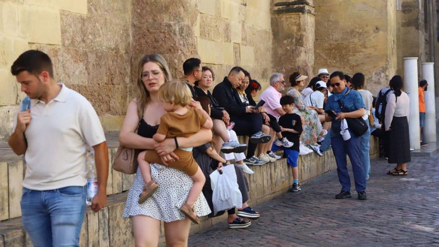 Turistas en Córdoba. | FRANCISCO GONZÁLEZ