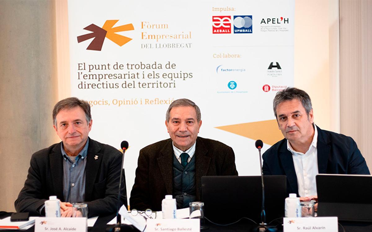 El concejal Alcaide; el presidente de AEBALL, Santiago Ballesté, y el director del Consorci per la Reforma de la Granvia, Raúl Alvarín, durante la presentación del PDU Biopol-Granvia ante el tejido empresarial