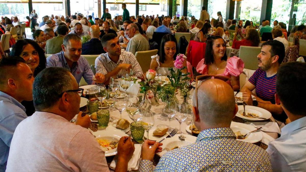 La comida de los trabajadores municipales reunió a 250 personas en el pazo de O Castriño.