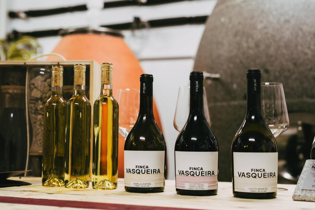 A la izquierda, el vino naranja edición limitada por el eclipse, acompañado del resto de varidades de D'Vagar Adegas.