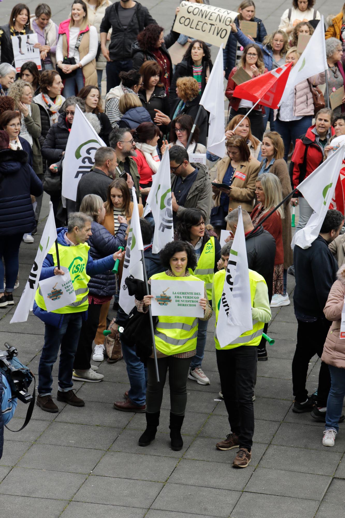 En imágenes: Multitudinaria protesta de los trabajadores del ERA: "Nuestras vacaciones no son un trueque electoral"