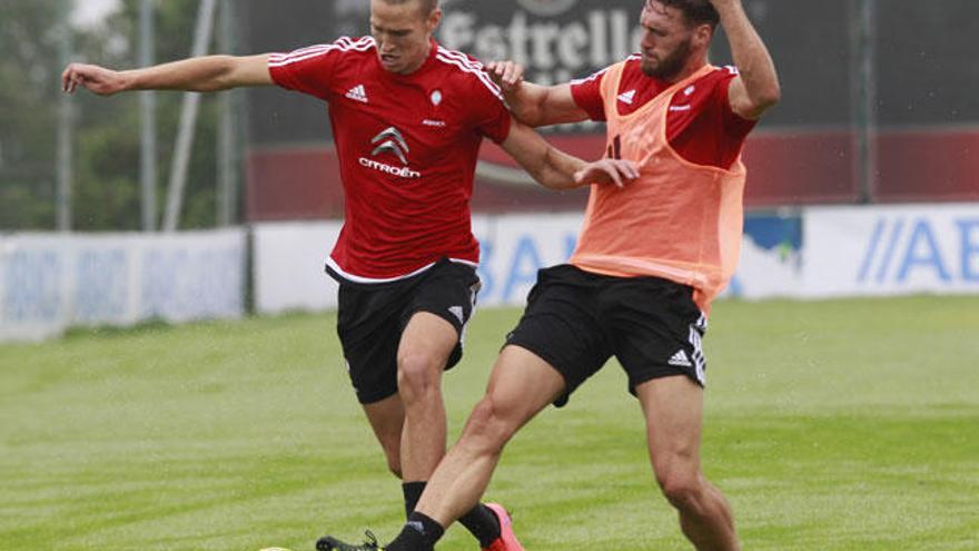 Josep Señé trata de marcharse de Sergi Gómez en un entrenamiento. // R. Grobas