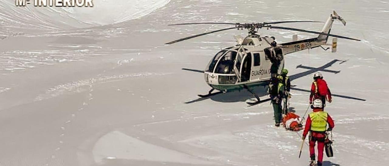 El helicóptero de la Guardia Civil, en el lugar del accidente. | Guardia Civil / Ministerio del Interior