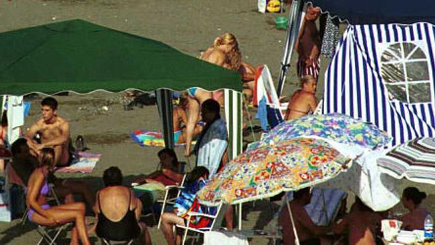 Imagen de archivo de unos bañistas en la playa de El Palo.