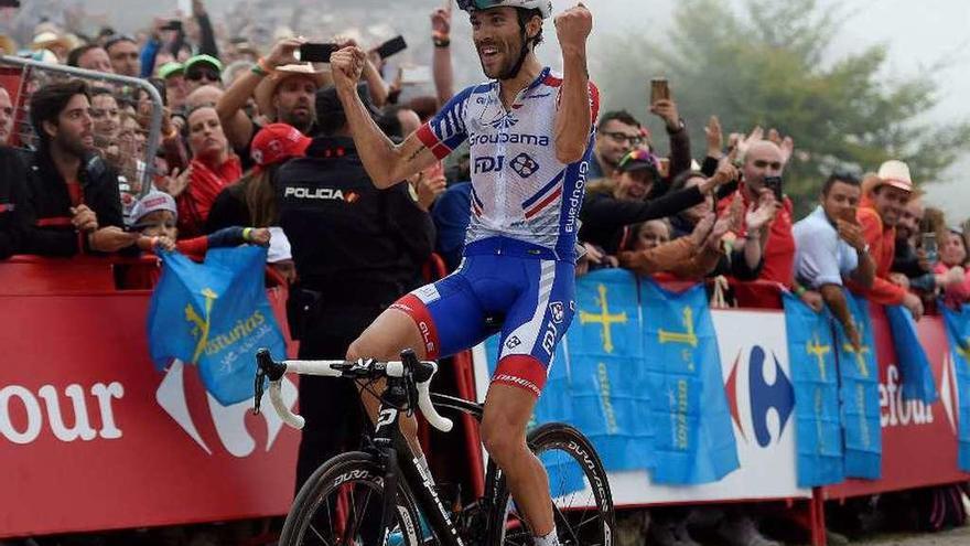 Thibaut Pinot levanta los brazos tras cruzar la línea de meta.