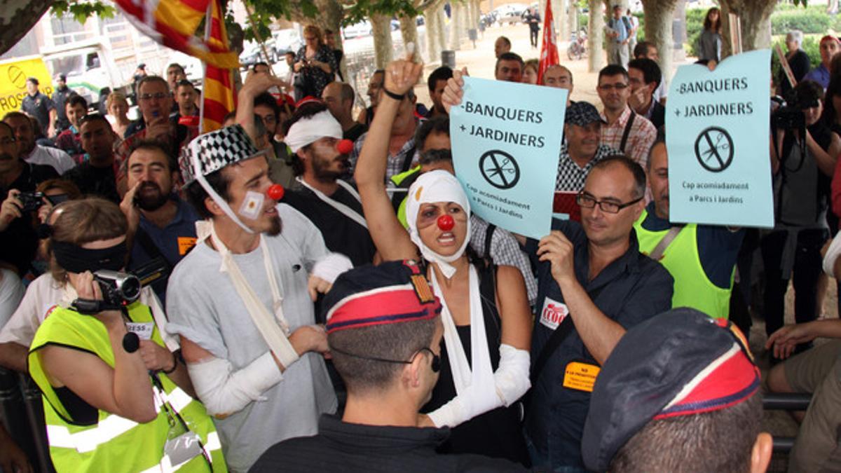 Representantes sindicales protestan ante el Parlament.