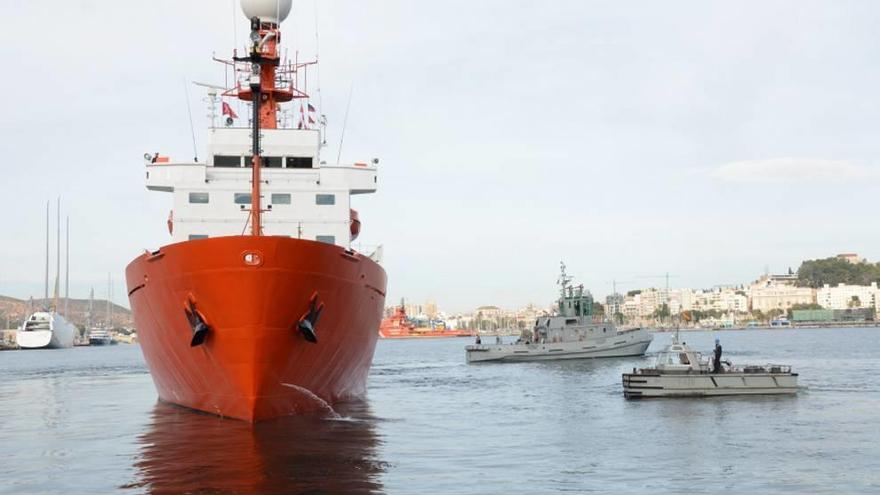 El &#039;Hespérides&#039; encuentra  una patera con 11 cadáveres  y 33 supervivientes en Almería