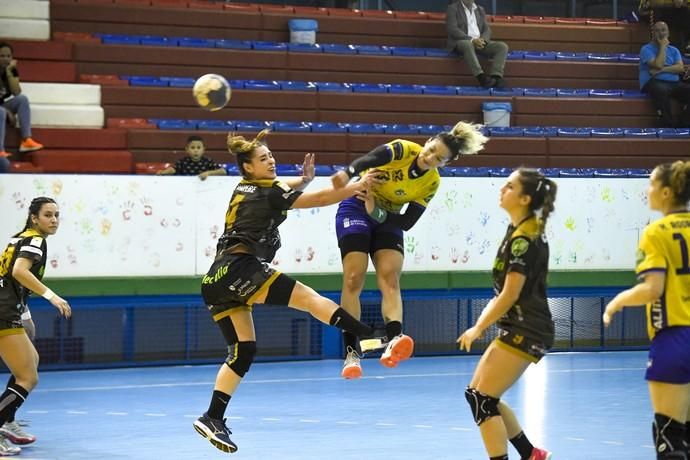 26-02-20 DEPORTES. PABELLON DE LAS REMUDAS. BARRIO DE LAS REMUDAS. TELDE. Partido de balonmano femenino entre el Remudas Rocasa y el Guardés disputado en Pabelloon Antonio Moreno del barrio teldense de Las Remudas.    Fotos: Juan Castro.  | 26/02/2020 | Fotógrafo: Juan Carlos Castro