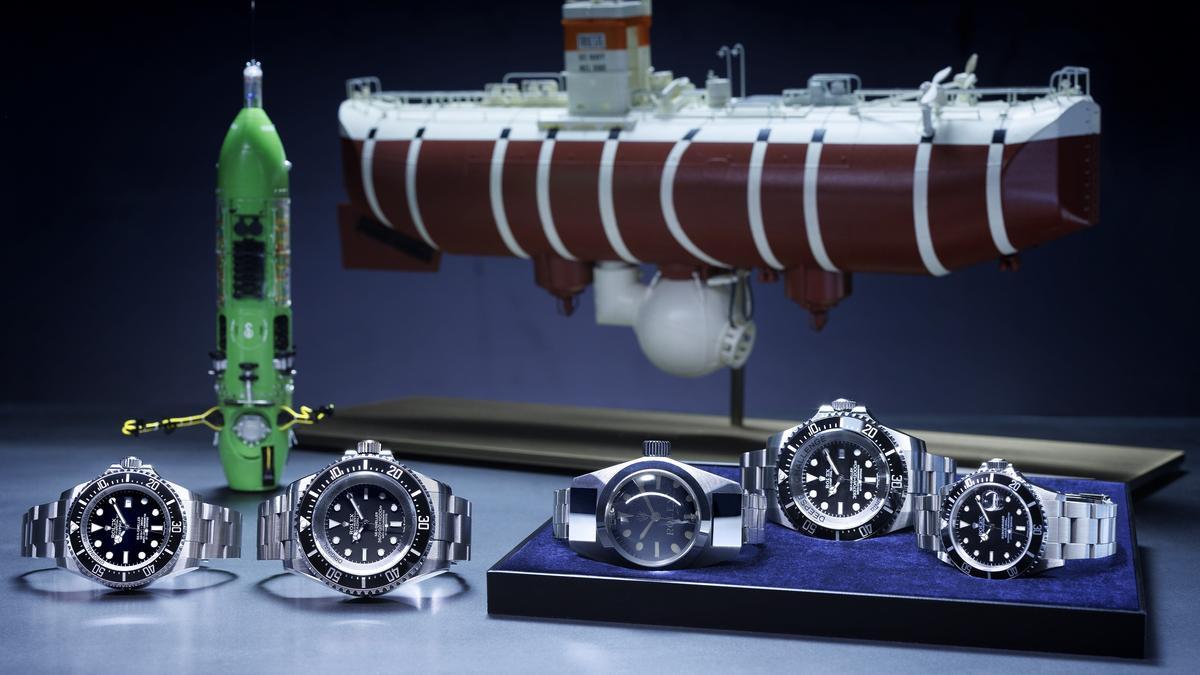 En primer plano, de izquierda a derecha Oyster Perpetual Rolex Deepsea (2008), Oyster Perpetual Deepsea Challenge (2022), Deep Sea Special (1960).