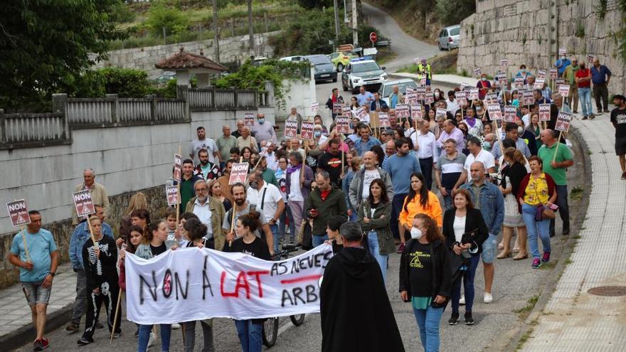 Unas doscientas personas se manifestaron esta tarde contra la Línea