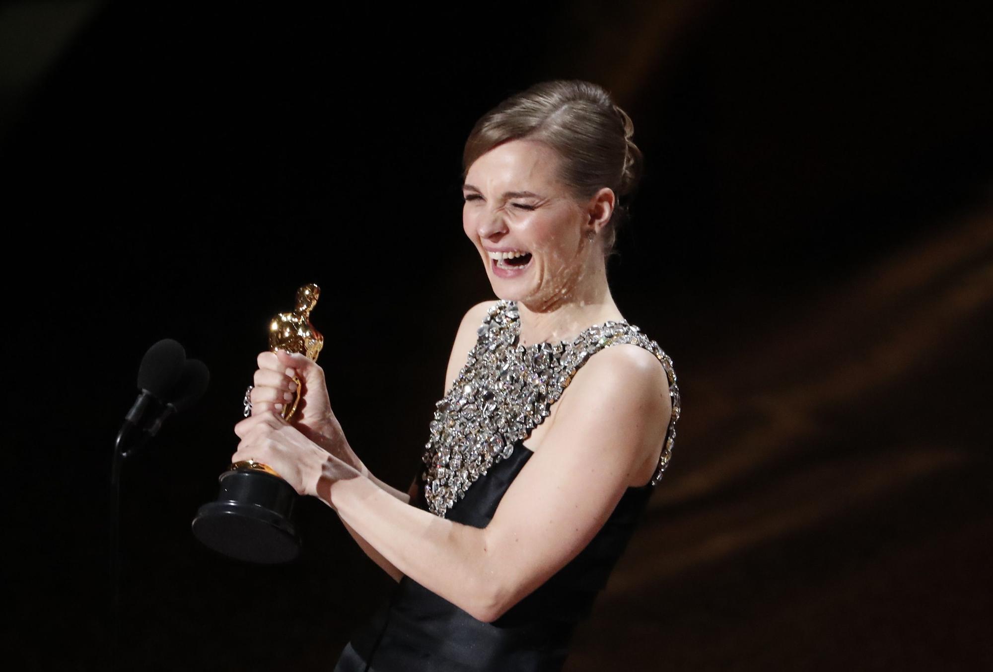 La compositora Hildur Gudnadottir, al recibir el Oscar en 2020 por la banda sonora de 'Joker'