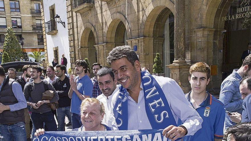 Arturo Elías posa con una aficionada durante su visita a Oviedo en 2015 para el play-off ante el Cádiz.