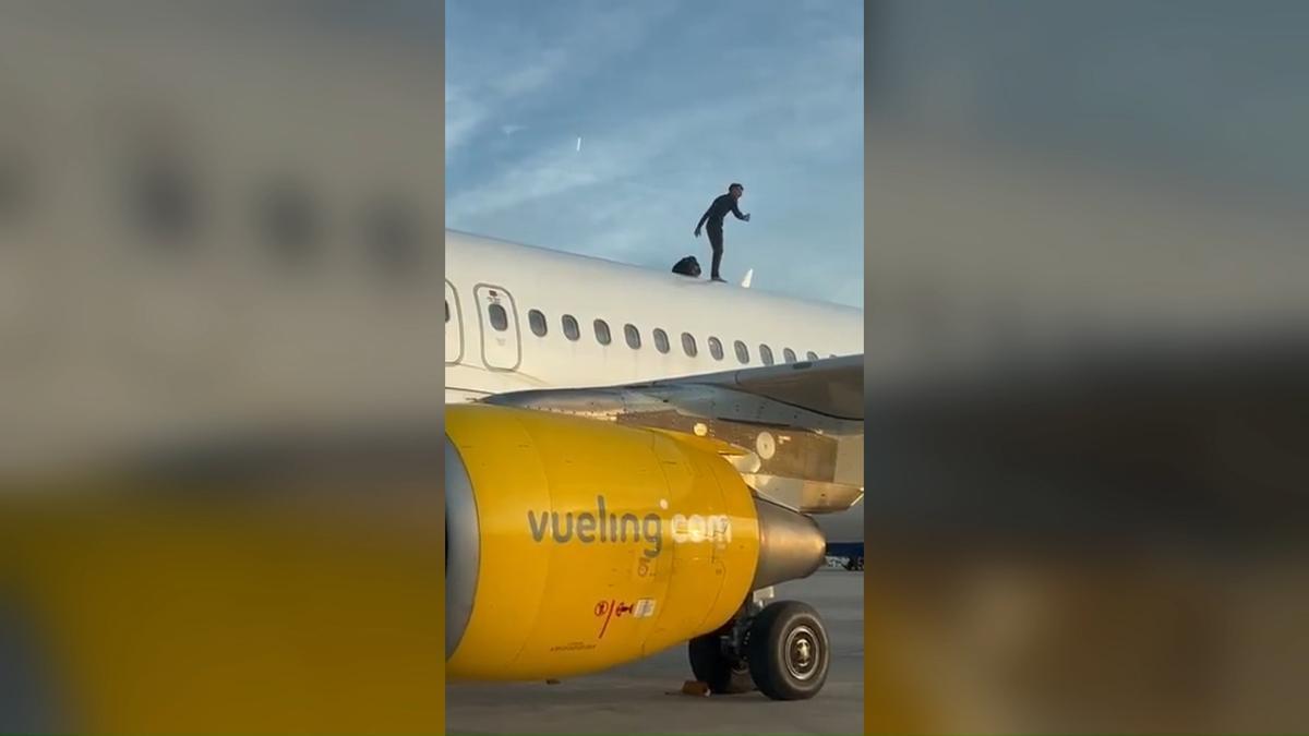Retrasan un vuelo más de dos horas tras subir un hombre al techo de un avión