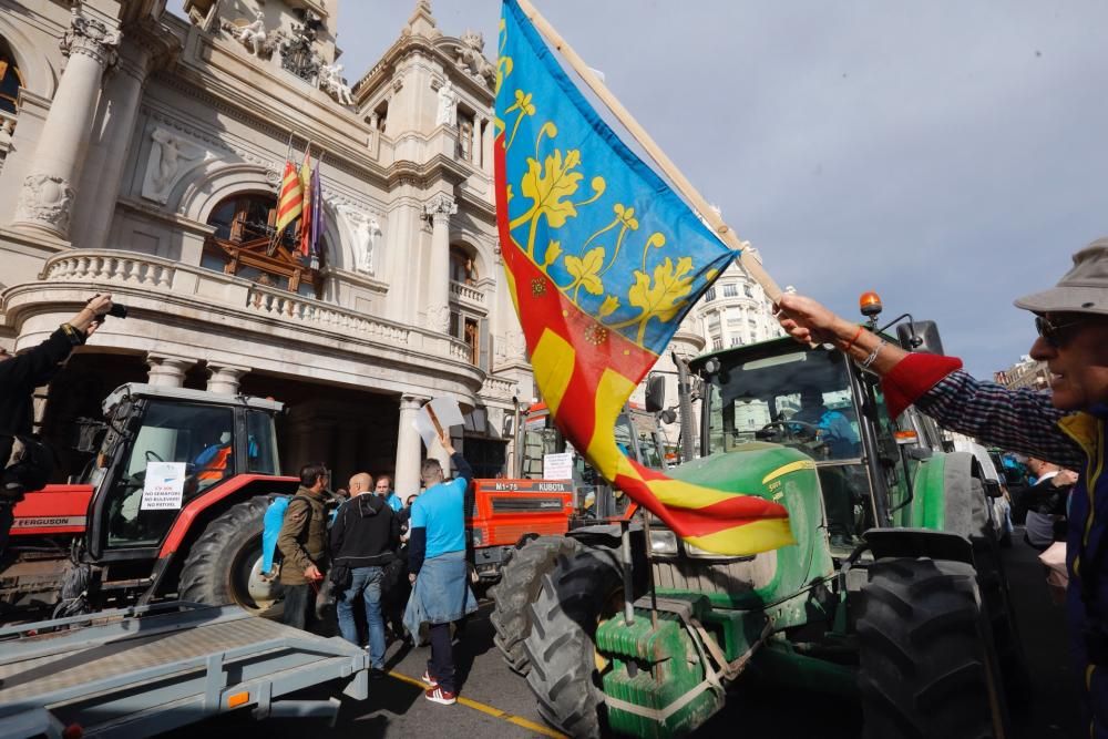 La protesta con tractores por las medidas de pacificación de la CV-500 llega a la ciudad