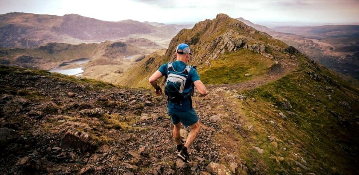 Un atleta, durante una carrera de montaña.