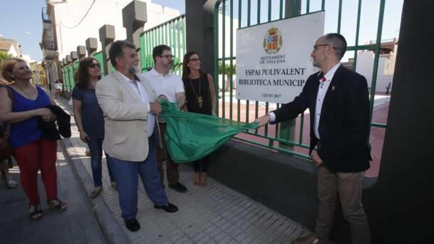 Asistentes a la inauguración de las nuevas instalaciones en el antiguo colegio López Marco.