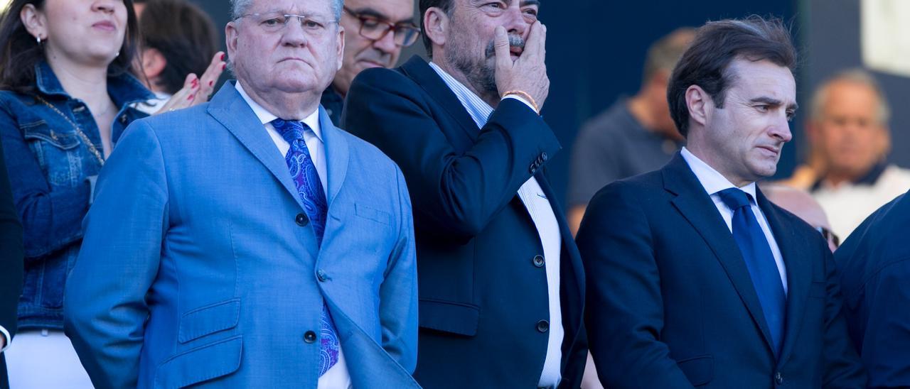 Luis Barcala, entre Valentín Botella y Carlos Parodi, en el palco del José Rico Pérez, durante un partido.